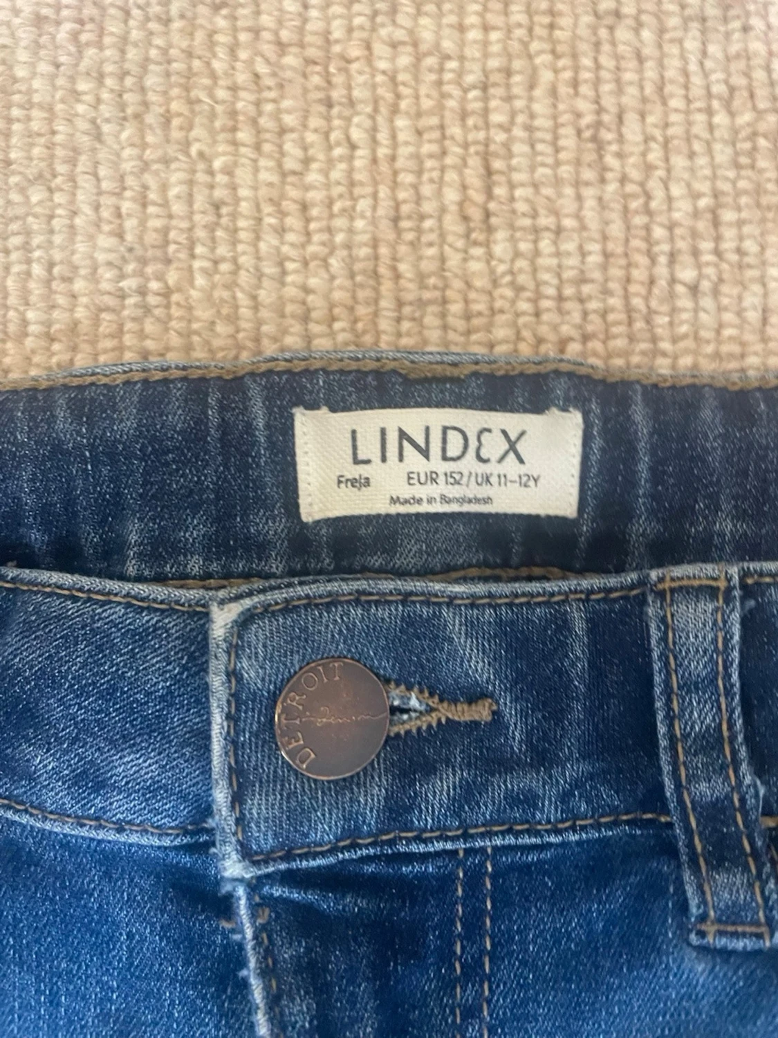 Blå utsvängda jeans från Lindex - 1