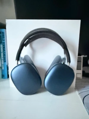 AirPods Max - Stilrena AirPods Max hörlurar i den populära färgen midnight blue,  med metallkåpor och vadderad huvudbygel. Säljes pga att de inte kommer till användning, de har endast använts ett fåtal gånger, och har extremt få tecken på användning.  De har modern design och levereras med allt jag fick vid köpet av dem, dvs låda, kort och bruksanvisning, samt skyddsfodral. Perfekta för musik, gaming, film, och liknande. 