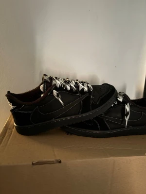 Travis Scott black phantoms low - Travis Scott low. Storlek 44,5. Har slitna på hälen 