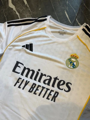 Real Madrid hemma tröja  - Strl: M Skick: helt ny 