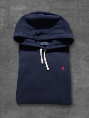 Mörkblå hoodie från Polo Ralph Lauren - Tjena! Säljer nu denna efter traktade polo  hoodin. Skicket är nytt, säljs då tröjan inte passar mig. Använd max 3 gånger. Taggar och kvitto finns, självklart äkta. Vid frågor kontakta gärna! Storlek S. 