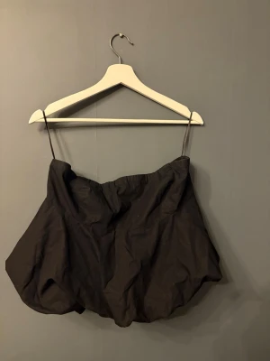 Svart offshoulder topp från H&M - Säljer en svart offshoulder topp från H&M med resår i midjan. 