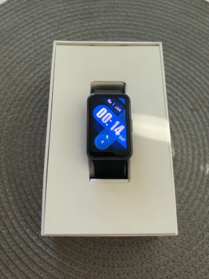 Huawei Watch Fit  - Huawei Watch Fit smart klocka. Knappt använd, nytt skick. Ville ha en Apple Watch egentligen så den har bara legat i lådan. Jag kan gå ner i pris vid snabb affär. Nypris är 1200kr