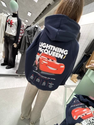 Bherska hoodie  - Cool mörkblå hoodie med stor Lightning McQueen-print på ryggen och mindre tryck framtill. Hoodien har huva och en klassisk känguruficka. 