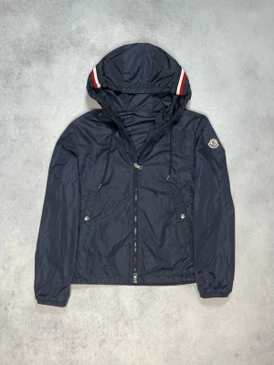 Moncler windbreaker NAVY - Moncler Grimpeurs Jacket  Exklusiv Moncler Grimpeurs i stilren design. En lätt och mångsidig jacka som passar perfekt både till vardags och en mer exklusiv streetwear-look.  • Storlek S / 1 • Nypris ca 10 000 kr • Moncler Grimpeurs • Stilren och lättmatchad • Premiumkvalitet  Skickas inom 24H📦