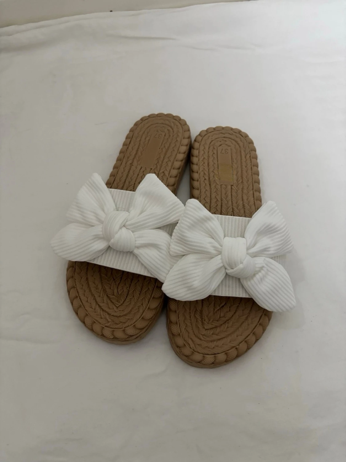 Beige sandaler med stora vita rosetter - 1