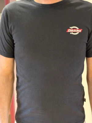 Svart Dickies t-shirt stl S - Snygg svart t-shirt från Dickies i tjock bomull