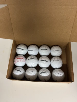 Callaway Supersoft. A/B klass - Callaway Supersoft är ett utmärkt val för dig som vill ha en mjuk boll med lång längd och bra känsla i spelet. Den låga kompressionen gör bollen lättspelad och passar golfare på alla nivåer.  Bollarna är sorterade i A/B-klass och har endast mindre kosmetiska märken samt enstaka små tuschprickar. Riktigt fina återvunna kvalitetsbollar till ett riktigt bra pris.