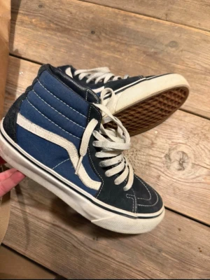 Sk8 Hi från Vans - Klassiska Vans Sk8 Hi sneakers i mocka/canvas. 