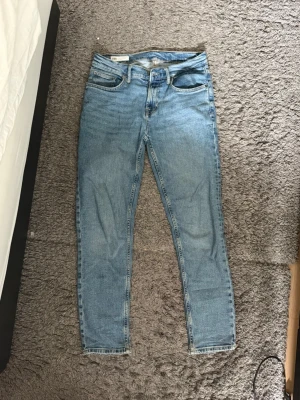 Ljusblå straight fit jeans  - Säljer ett par ljusblå  jeans med klassisk femficksdesign. Jeansen har smal passform och raka ben, perfekta till en avslappnad stil. Tillverkade i denim med stretch för extra komfort.