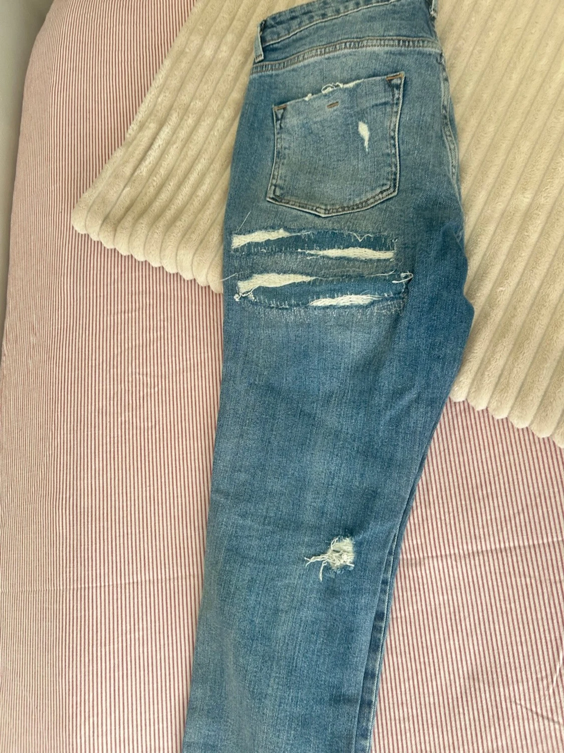 Blå slitna jeans med hål - 4
