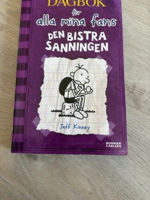 Dagbok för alla mina fans: Den bistra sanningen - Pocketbok från några år sedan. Är använd men fortfarande i bra skick. Vissa sidor kan vara vikta på kanten för att jag använde det som bokmärke😅 pris kan diskuteras!!💗