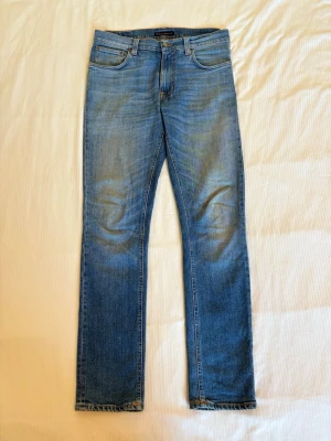 Vintage Nudie Jeans - Lean Dean - Tjeenna!!! Nu säljer jag mina Lean Dean jeans i storleken 32/32🤩passformen är lite mindre slim än grim tim, jeansens skick är prima och de har även en sjuk wash 🫣tveck inte på skriva ifall ni har några frågor🥰