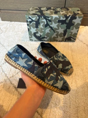 Valentino espadrilles  - SALE UTFÖRSÄLJNING! ÄKTA Valentino sällsynta Espadrillos i väldigt bra skick i strl 41. OG box och kort medföljer. Vi säljer inga kopior!
