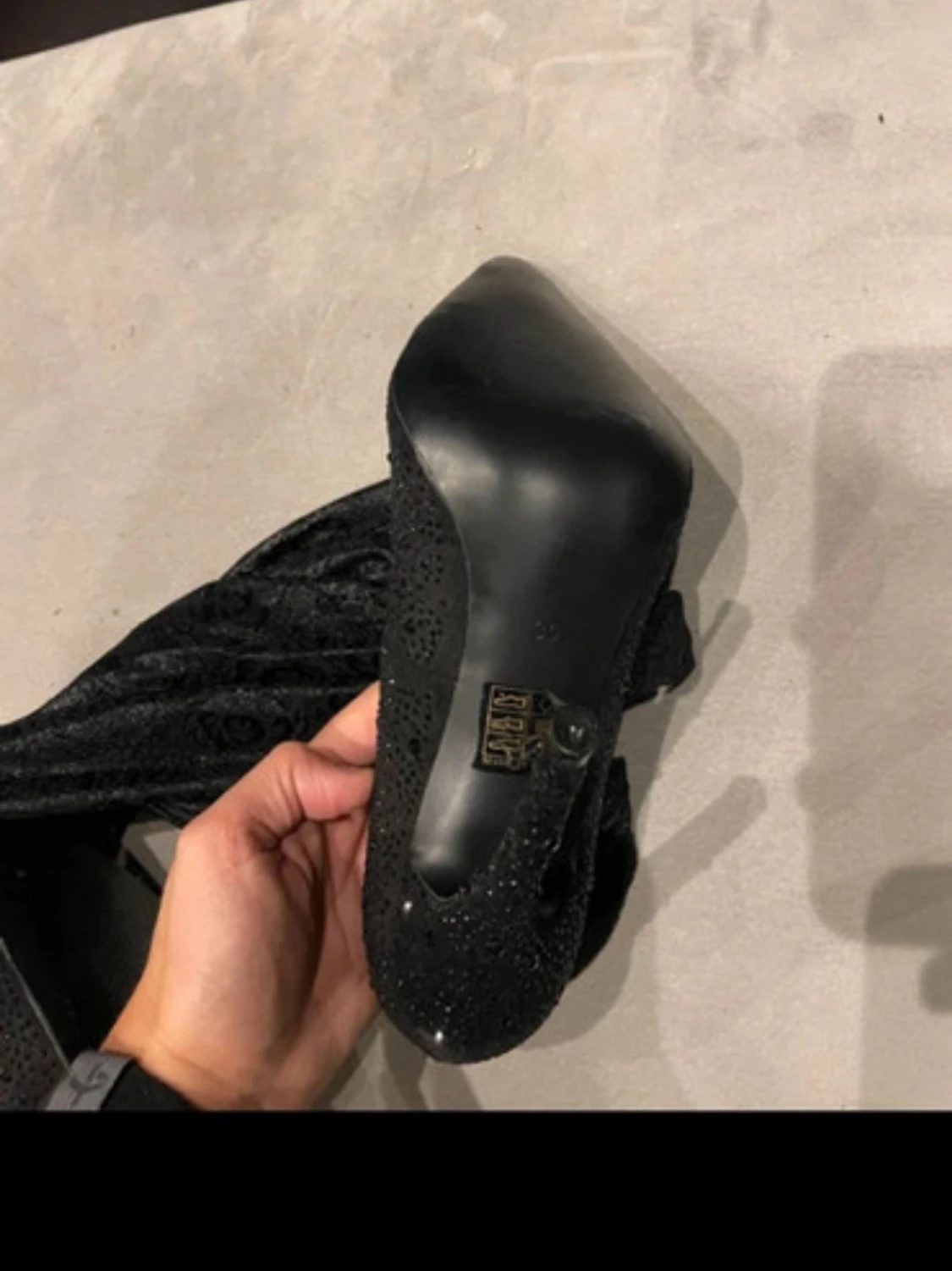 Svarta pumps med strass och spets - 5