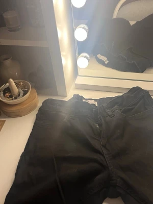 Svarta skinny jeans med hög midja - Säljer ett par svarta skinny jeans med hög midja och klassisk femficksmodell. Jeansen har dragkedjegylf och smal passform som sitter tight hela vägen ner. Perfekta till en avslappnad eller trendig look. Org pris Lindex 399 kr så du sparar 200 kr💓
