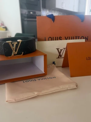 Bälte - Sprillans ny bälte, kommer med box, kvitto samt dustbag!!