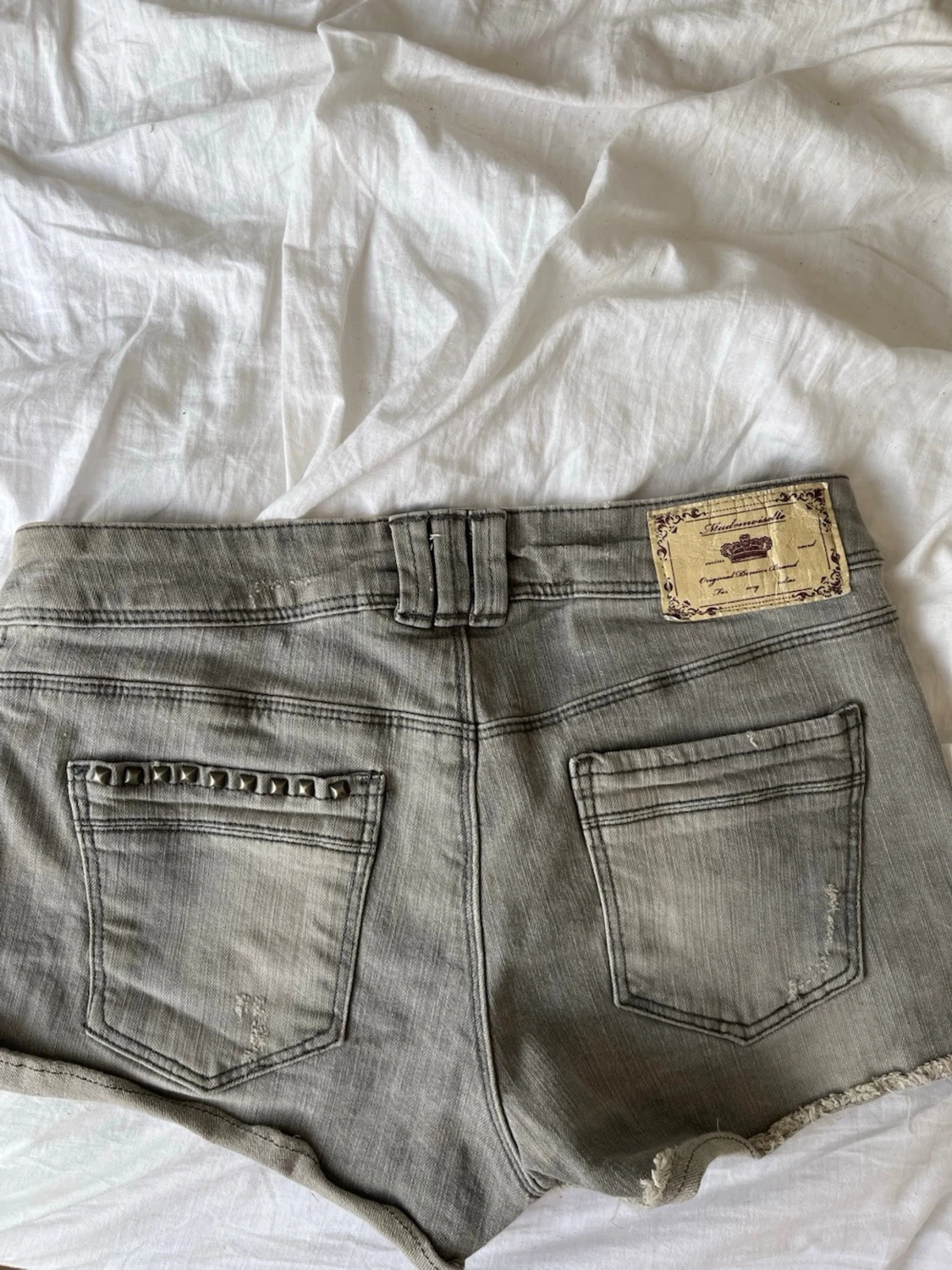 Lågmidjade grå denimshorts med nitar - 2