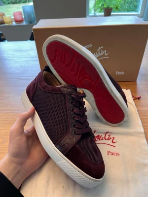 Christian Louboutin skor - Christian Louboutin skor i storlek 41,5. Skorna är i fint skick och extremt sällsynta, jag äger ända paret på svenska marknaden. Skorna kommer med äkthetsgaranti