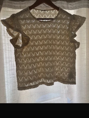 Beige blus - Jag säljer en beige blus som är i storlek S, och har använt den ett få tal gånger men är inte sliten eller nåt. Köpte den förra året. Jag säljer den för 100.💗💗