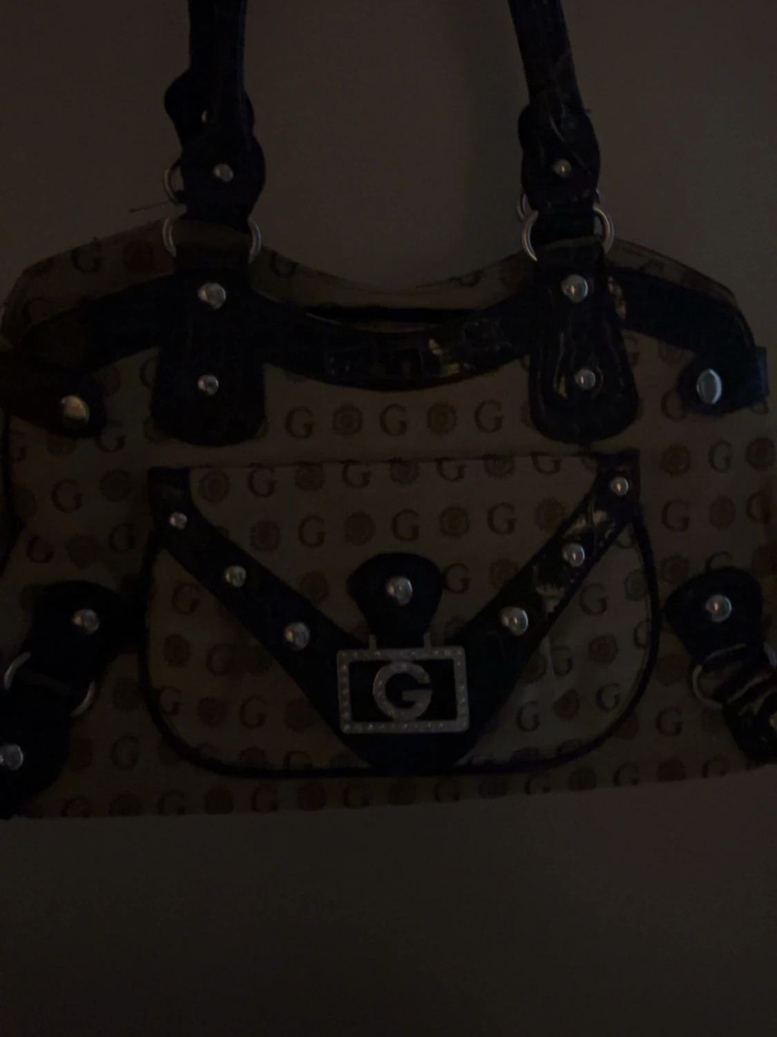 Beige handväska med G-detaljer - 1