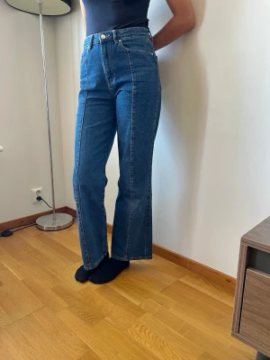 Blå raka jeans med hög midja - Fick dessa som present, jättefina men passar inte mig. Helt nya från Gina tricot 