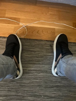 Burberry skor  - Säljer nu mina burberry skor då dem inte kommer till användning, använda 3 gånger, box ingår hör av er vid mer frågor, priset är inte hugget i sten! 