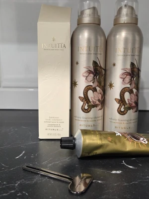 Rituals Intuitia bundle  - Två st Foaming Shower Gel och en body exfoliator från Rituals serien Intuitia. Ny och oanvända! Slutsåld och limited edition 