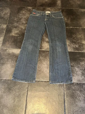 Lee jeans - Snygga jeans ifrån lee cooper i storlek 29x31 ish xs/36, passar mig på bilden som är 163. Pris kan diskuteras. Väldigt lite slitna vid kanten vilket knappast syns när man använder de. LÅGMIDJADE