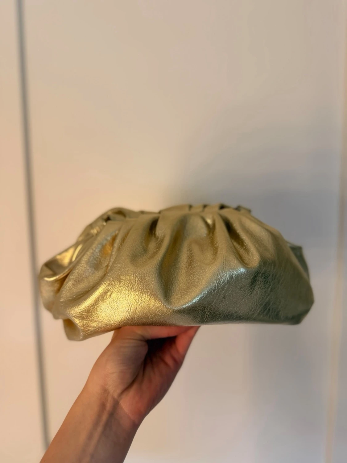 Guldig kuvertväska i metallic