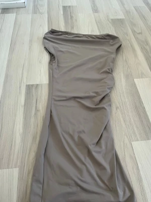 Klänning  - Beige off shoulder klänning från shein i storlek xs. Superfin, aldrig blivit använd.  Postar mellan 1-3 dagar efter köp.  Hör gärna av dig om du har frågor eller vill ha fler bilder!