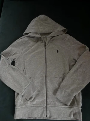 Ralph Lauren zip - Grå Ralph lauren zip i storlek S nästan nytt skick använt några gånger inga defekter. Pris kan diskuteras. Kopt på nk.