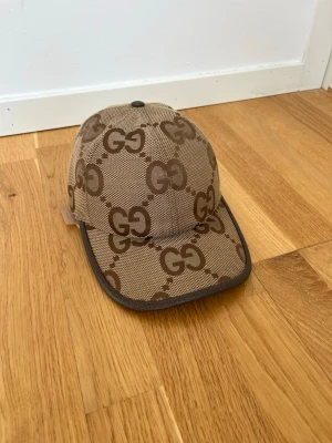Keps, fotbollsskor, väskor och hoodies - Kom privat för bilder och mer info. Säljer allt för 5000kr. Vill ni ha specifik vara så skriv privat för fler bilder etc.