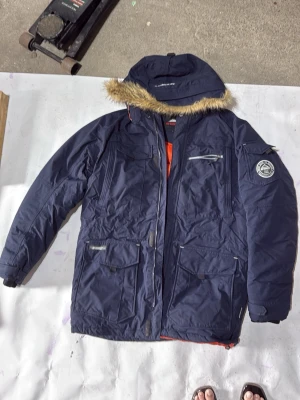 Marinblå McKinley parkas med fuskpäls - Helt ny Vinterjacka