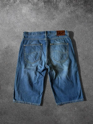 Lee Shorts - Lee 5 Pocket Jeansshorts | Storlek W29 | Använda men i mycket bra skick, inga defekter | Perfekta nu i sommar | Mått: midja 41 cm, längd 62 cm | Skickas snabbt, kan gå ner i pris vid snabb affär  Mvh ActiveResell | REF: LEE-006 