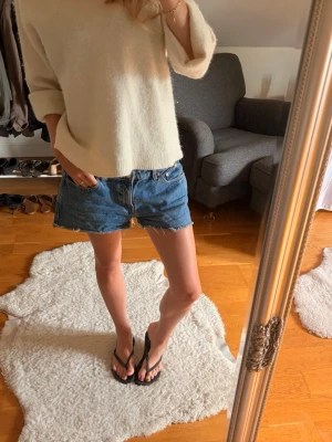 Jeansshorts - Low waist jeansshorts från weekday. Midjemått 29