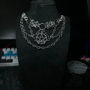 Handmade necklace gothic design in stainless steel - 🕷️Handmade necklace by me ⛓️Material: Stainless Steel 🖤adjustable Length: 40+5cm  🖤Jewerly care:  – Avoid longer contact with water – Avoid excessive perfume, lotions, and chemicals – Do not sleep or exercise while wearing  Proper care helps maintain appearance and longevity ✨  Feel free to check out my other pieces- bundle discounts available💸  The price list is set based on material costs, my working hours and based on unique designs and other costs.