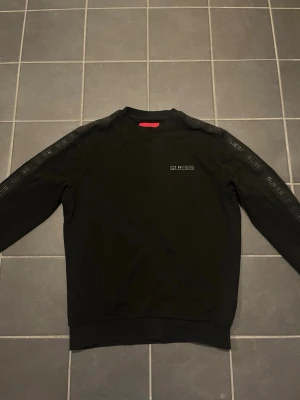 Guess sweatshirt/långtröja - Säljer denna stiliga guess sweatshirt på grund av att jag behöver rensa garderoben och denna passar den som gillar bekväma och stiliga klädesplagg. Storlek S