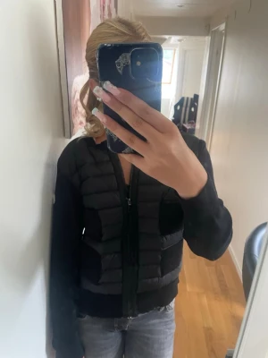 Svart cardigan från Moncler - Snygg svart cardigan från Moncle.