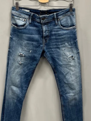 Jack & Jones jeans slim glenn - W32 L32, fint skick bara att läderlappen vid midjan har skrapats bort men inget man ser om man har bälte eller tröja på sig