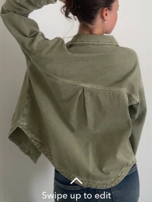 Grön jeansjacka - Snygg grön jeansjacka med stora fickor framtill och vita knappar. Jackan har klassisk krage och avslappnad passform, perfekt för en trendig och chill look. Passar till det mesta och ger en cool vibe till outfiten.