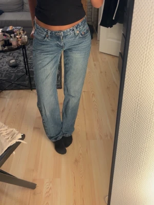 Lowwaist jeans loose - Säljer ett par  blå jeans med loose passform och low midja från weekday. Storlek 25/32 och i bra skick 