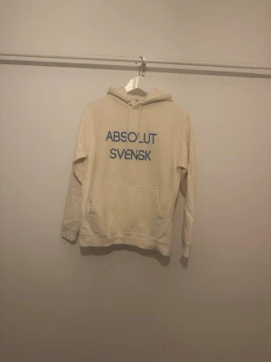 Fet hoodie  - Tvär fet hoodie med Sverige tema, färgen är typ vit med en hint av beige, jag på bilden är 175 60kg och den sitter bra, (lite tajt). Storlek S och mycke bra skick, hör av dig vid minsta lilla mvh Max 👌🏻
