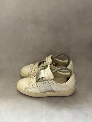 Silver Valentino Opens - Valentino Opens Silver | Skick - 6,5/10, lite skador här o där men har mycket kvar att ge | Storlek - 37 | Inget og medföljer vid köp | Nypris ligger på 7200kr, mitt pris 999kr | Hör av er vid frågor eller funderingar 