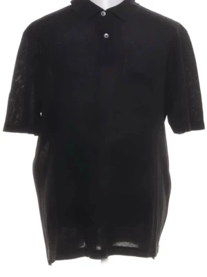Pal Zileri XL  - En svart piké ifrån PAL Zileri med korta ärmar och knappar framtill. Toppen är tillverkad i ett tunt, lätt material som ger en luftig känsla. Perfekt för dig som gillar en enkel och stilren look. Storlek XXL men ”truesize” är XL (italiensk storlek) 