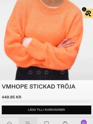 Orange stickad tröja från Vero Moda - Säljer en fluffig och mjuk orange stickad tröja från Vero Moda. Tröjan har rund halsringning, långa ärmar och breda ribbade muddar vid ärmslut och nederkant. Perfekt för att liva upp höst- och vinterlooken.