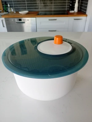 Fiskars Salladsslunga 25cm - Säljer en högkvalitativ salladsslunga från välrenommerade Fiskars. Skick nära som ny enligt bilder. Fungerar utmärkt med botten av gummi så den står stabilt. Fungerar även utmärkt som salladsskål.  Nypris: 400-500 SEK Mitt pris: 198 SEK  Skriv vid frågor och se gärna mina andra annonser! Skapar gärna deals och paketpriser för just dina behov!   Skickas snabbt och spårbart med alla möjliga fraktsätt.