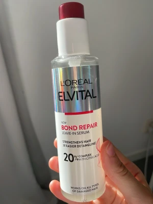L’Oréal Paris Elvital Bond Repair Leave-In Serum 150 ml - Endast använd 2-3 gånger se på bilden för att se hur mycker som är kvar, så i princip hela flaskan finns kvar. Ett vårdande leave-in-serum för skadat och slitet hår som hjälper till att stärka hårstråna, motverka friss och ge glans – utan att tynga ner håret. Innehåller Bond Repair-komplex med citronsyra som hjälper till att stärka hårets bindningar. 