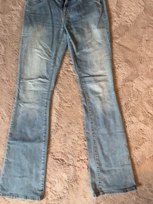 True religion  - Säljer ett par true religions i strl w24, är 167-168 o dom passa perfekt men dom har en liten limfläck på ett ben som är väldigt otydligt om man ej kollar noga 