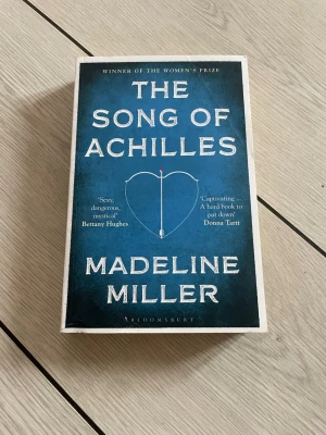 The song of achilles bok - Aldrig läst men lite skavd då den legat i en låda🥰